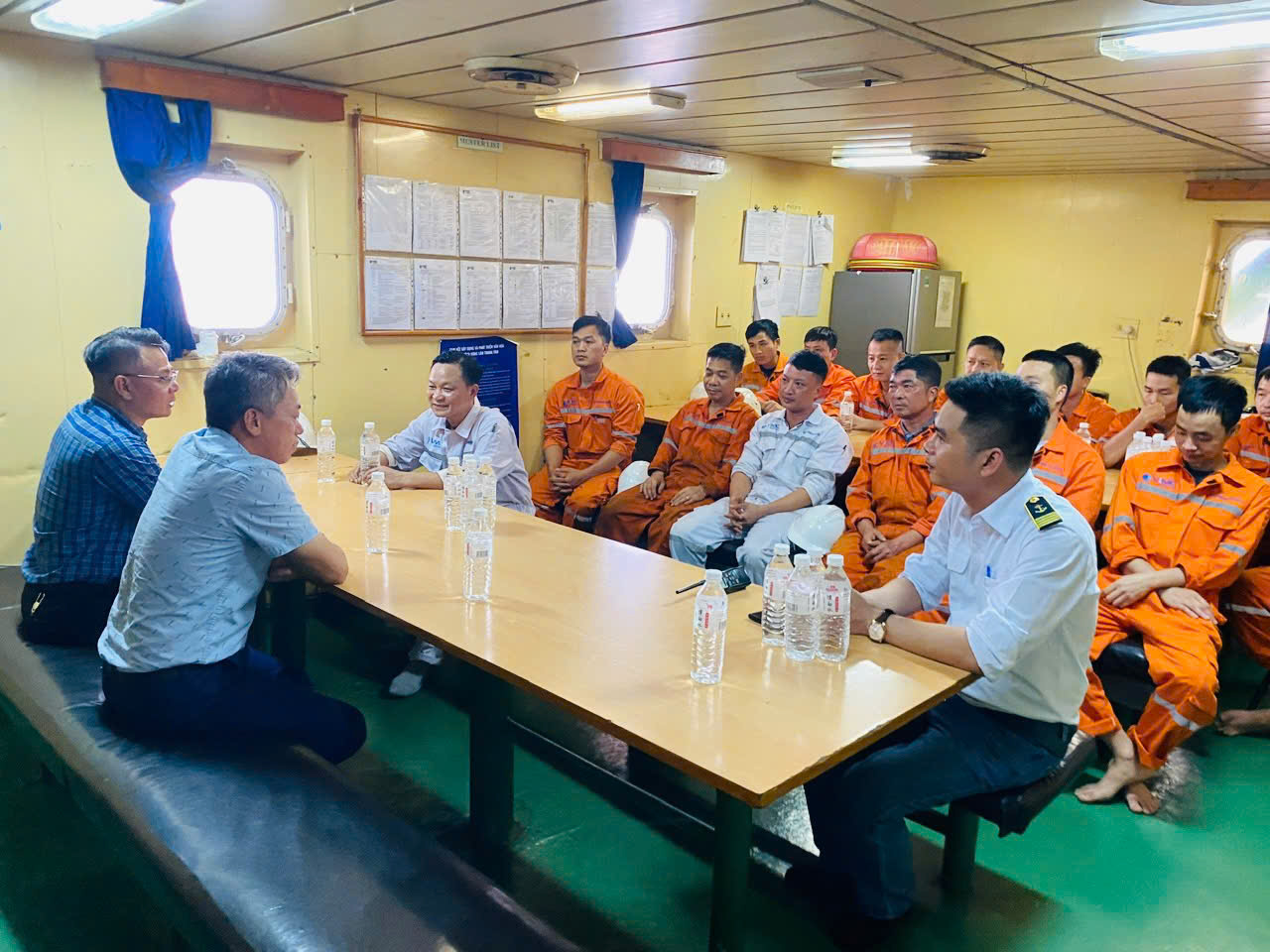 Lãnh đạo Công ty thăm và kiểm tra tàu VIMC Unity tại Hải Phòng
